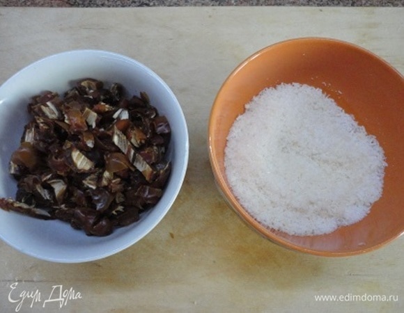 Вынуть из фиников косточки и нарезать на маленькие кубики (они будут прилипать к ножу, поэтому периодически промывайте его холодным ножом), а кокосовую стружку смешайте с сахаром.