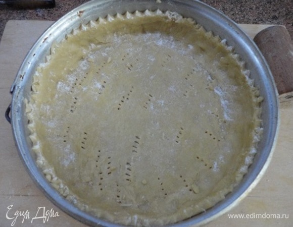 Разогрейте духовку до 180°C. Разъемную форму смажьте маслом, дно лучше застелить пекарской бумагой. Тесто распределить по дну и бокам формы, выпекать 10 минут.