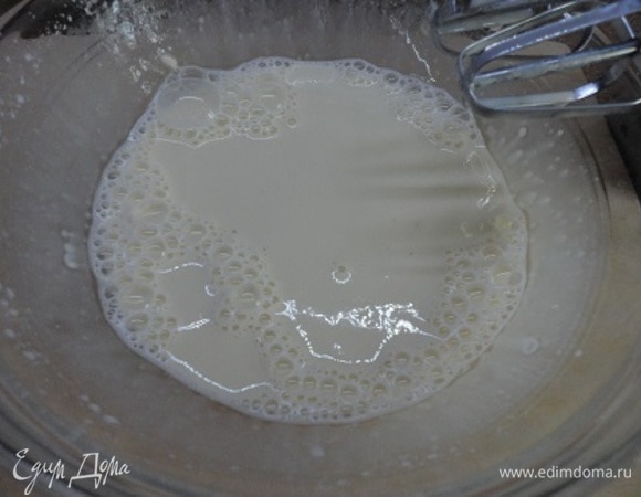 За это время взбейте яйца со сливками и перемешайте с кокосово-сахарной смесью.
