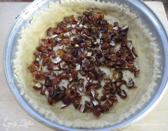 На готовый корж выложить финики.