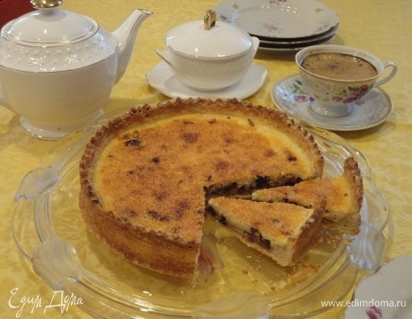 Температуру увеличить до 200°C и выпекать пирог 35–40 минут.