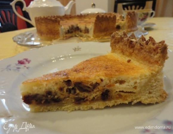 Несмотря на относительно небольшое количество сахара (всего 4 ст. л.), по мне, пирог получился очень сладким и калорийным. Но и очень вкусным из-за своей необычной начинки.