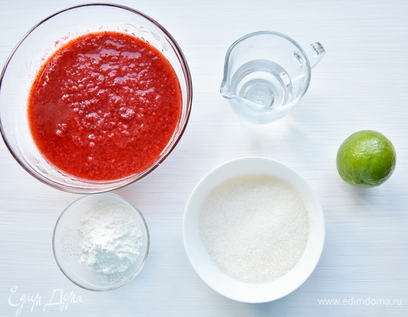 В качестве основы для сорбета использую клубничное пюре. Можно взять свежие ягоды клубники. Лаймовый сок можно заменить лимонным. Количество сахара используйте на свое усмотрение.