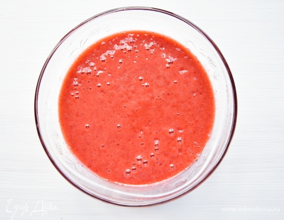 Ягоды измельчить погружным блендером до пюреобразного состояния.