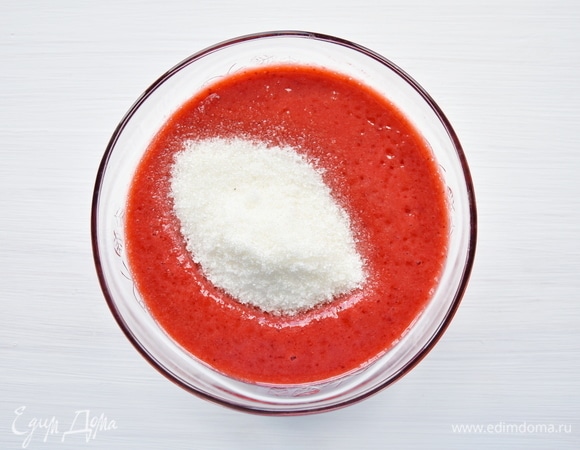 Отложить от общего количества 2 ст. л. ягодной массы. В ягодное пюре всыпать сахар и перемешать.