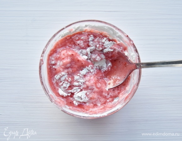 Смешать отложенное пюре с крахмалом.