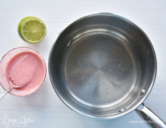 В сотейнике довести до кипения воду, добавить сок лайма и крахмальную массу. Постоянно помешивая, уварить смесь в течение минуты и снять с огня.