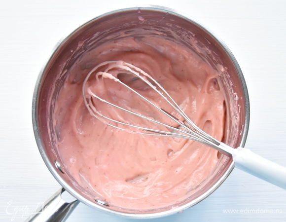 Киселеобразную массу полностью остудить, взбить венчиком, чтобы в смеси не оказалось крахмальных комочков.