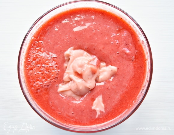 Ягодное пюре перемешать с кисельной смесью. Для этого можно воспользоваться все тем же погружным блендером.