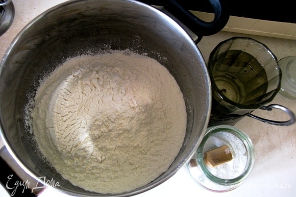 Рецепт теста крайне прост: нужна мука (1 сорт), вода, соль и приправы. Замесить крутое тесто (немного подсоленное), оставить немного отдохнуть-подышать (минут 15 будет достаточно).