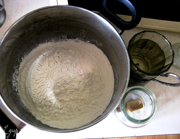 Рецепт теста крайне прост: нужна мука (1 сорт), вода, соль и приправы. Замесить крутое тесто (немного подсоленное), оставить немного отдохнуть-подышать (минут 15 будет достаточно).