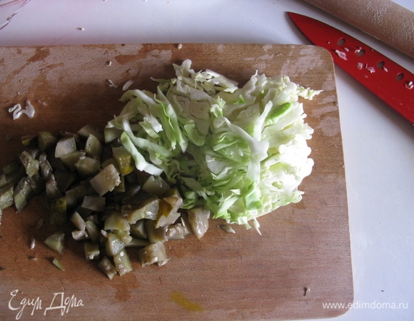 Мелко и тонко нарезаем овощи.