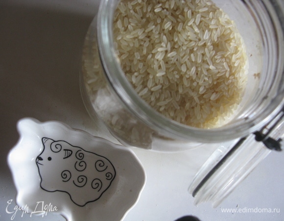 У меня пропаренный рис, поэтому я его добавляю в самом конце. Если у вас простой, то лучше класть одновременно с остальными продуктами.