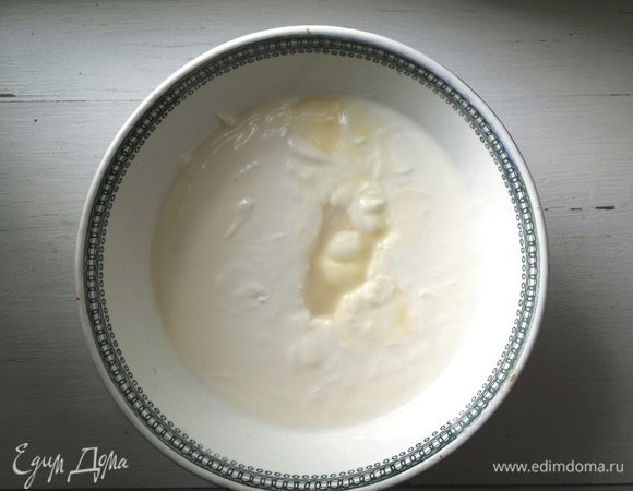 Сметану взбить со сгущенным молоком.
