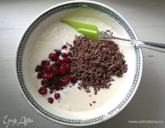 В сметанную массу добавить вишню и шоколад, перемешать.