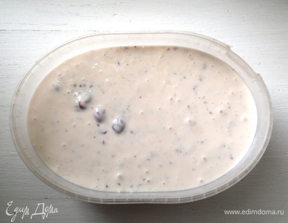 Перелить сладкую массу в контейнер для замораживания. Накрыть крышкой или пищевой пленкой и поставить в морозилку.