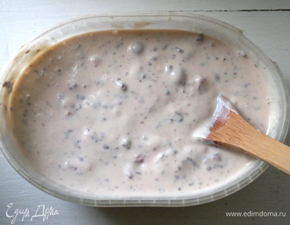 В течение 4–5 часов каждый час доставать мороженое из морозилки и перемешивать деревянной лопаткой, не забывая снимать замерзшую массу со стенок контейнера. Потом оставить мороженое в морозилке еще часа на 3–4 .