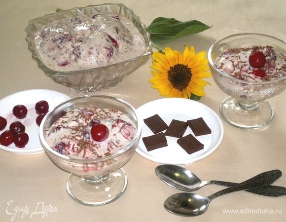 В тепле мороженое быстро тает. В кухне было тепло, и, пока фотографировала, шарики стали таять.