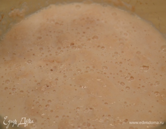 В теплое молоко добавляем сахар и дрожжи. Размешиваем и убираем на 15–20 минут в теплое место. 20 грамм свежих дрожжей можно заменить на 6 грамм сухих.