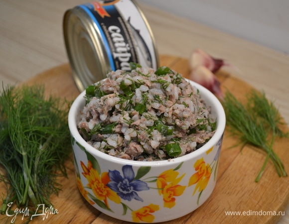 Рис отвариваем до готовности в подсоленной воде. Сайру ТМ «Капитан Вкусов» разминаем вилкой до однородного состояния. Лук и укроп мелко нарезаем. Чеснок натираем на мелкой терке. Рис, сайру, зелень, чеснок и черный молотый перец смешиваем. Если необходимо, досаливаем.