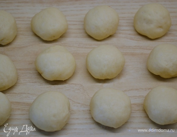 Муку, пару щепоток соли, мягкое сливочное масло, яйцо и молоко с дрожжами соединяем и вымешиваем однородное тесто. Даем тесту расстояться в теплом месте 30 минут. Обминаем и убираем на вторую расстойку еще на 30–40 минут. Тесто делим на небольшие кусочки по 20 грамм, из каждого кусочка формируем шарик.