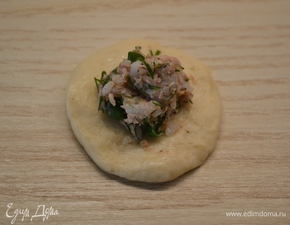 Каждый шарик раскатываем, кладем немного начинки в центр.