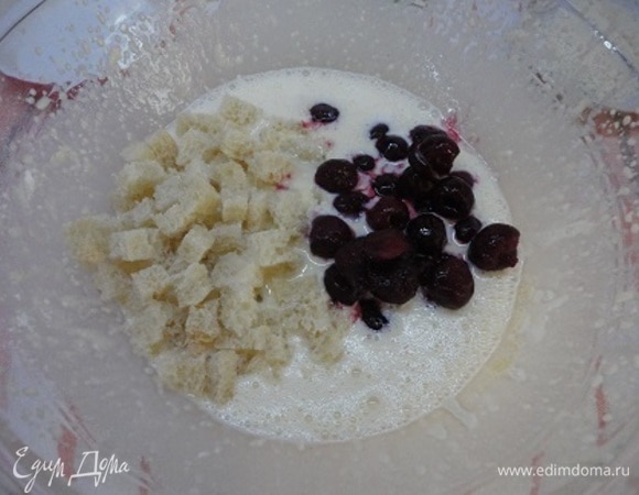 В желтки со сливками добавить хлеб и вишню (я ее не размораживала), перемешать.