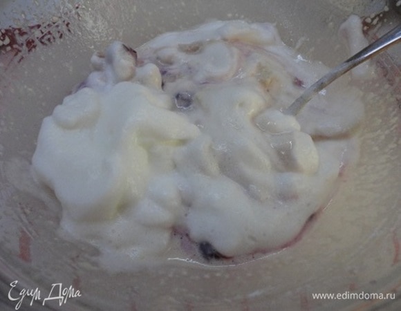 Аккуратно ввести белки. Формочки высотой 2–3 см и диаметром 10 см смазать сливочным маслом.