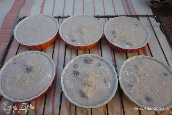 Массу разложить по формочкам и сверху посыпать кокосовой стружкой. Поставьте в духовку на 15–17 минут.