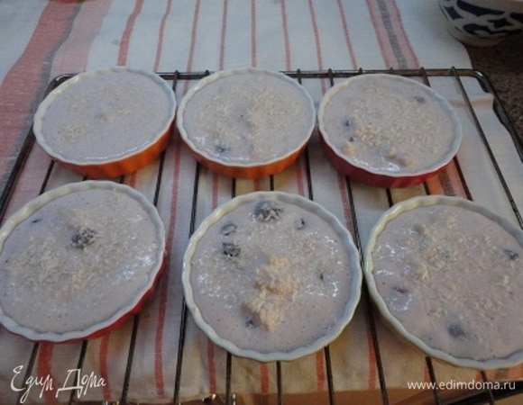 Массу разложить по формочкам и сверху посыпать кокосовой стружкой. Поставьте в духовку на 15–17 минут.