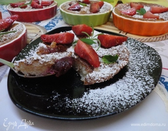 Дальше по рецепту надо запеканку выложить на тарелочки, украсить четвертинками клубники и обильно посыпать сахарной пудрой.