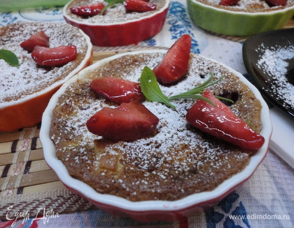 Такую манипуляцию я совершила только с одной порцией. Думаю, вполне уместно оставить запеканку в формочках, украсить и подавать в таком виде.