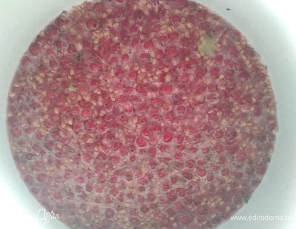 Засыпать сахаром, налить воду и поставить вариться. После закипания варить 5 минут. Настоять 30 минут под крышкой.