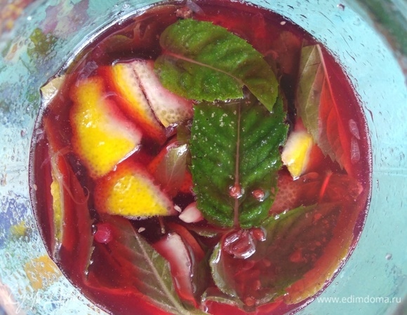 Соединить мятную массу, процеженный отвар смородины, убрать в холодильник на 2 часа.