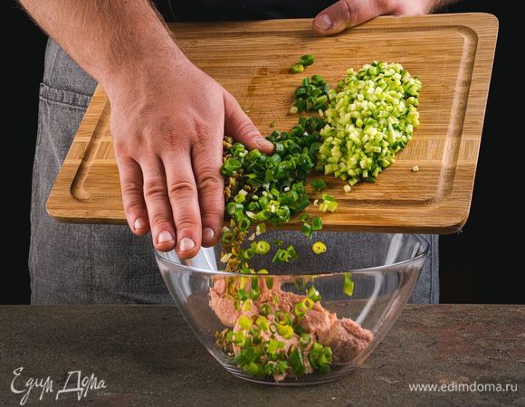 Добавьте в миску огурец, лук и каперсы. Все хорошо перемешайте.