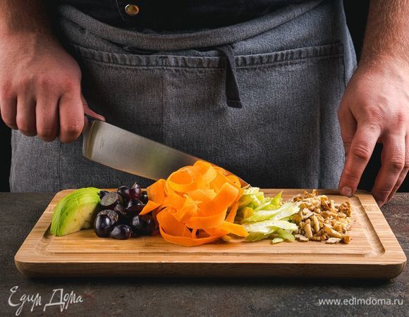 Морковь очистите и нарежьте длинными слайсами. Сельдерей нарежьте тонкими ломтиками. Авокадо очистите, удалите косточку и тонко нарежьте. Виноград промойте, разрежьте пополам. Грецкие орехи разрежьте на небольшие кусочки.