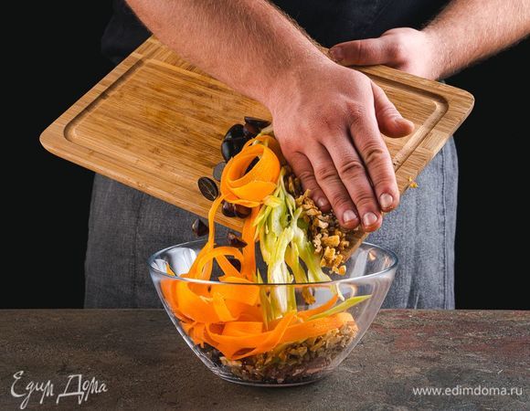 Добавьте в чашу нарезанные овощи, виноград и орехи. Смешайте все ингредиенты.