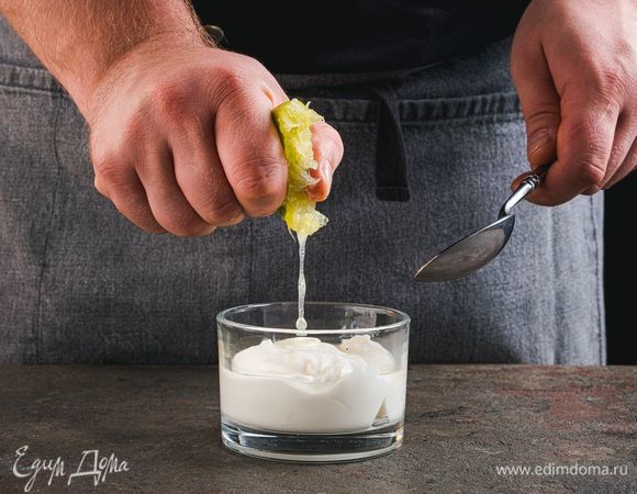 Сок лайма добавьте в натуральный йогурт.