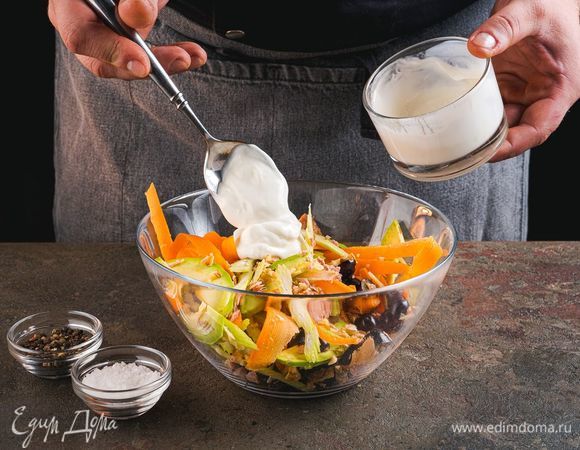 Салат посолите, поперчите и заправьте соусом.