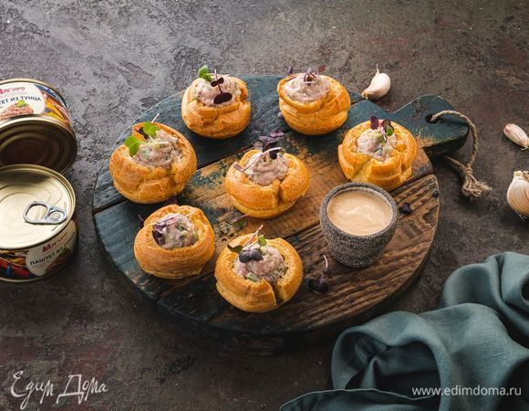 Выложите на профитроли веточки кресс-салата, подавайте с ореховым соусом.