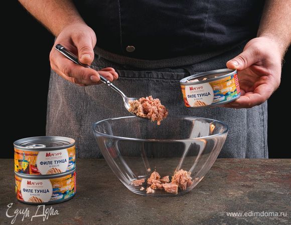 В салатник выложите филе тунца в масле «ТМ Магуро», разомните вилкой.