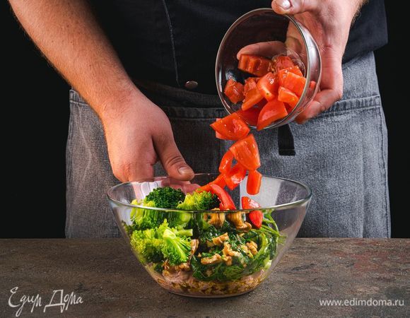 Добавьте брокколи, шпинат с грецкими орехами, нарезанные помидоры.