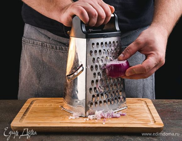 Отварите все яйца. Лук натрите на крупной терке, отожмите, удалив лишнюю влагу.