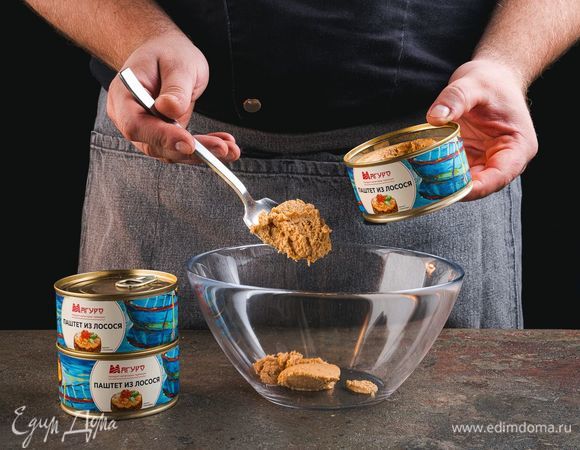 Выложите в большую миску паштет из лосося ТМ «Магуро».