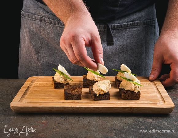 Кусочки хлеба подсушите на сковороде. Выложите форшмак на подсушенный хлеб.