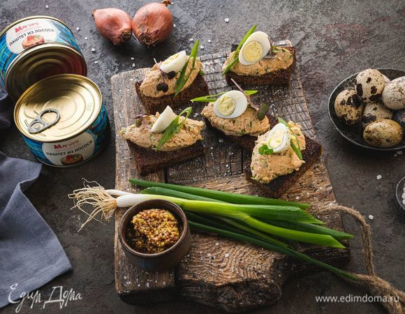 Украсьте зеленым луком и половинками перепелиных яиц. Приятного аппетита!