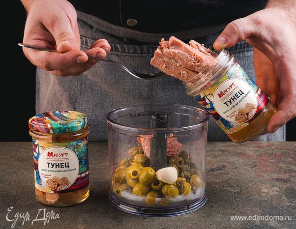 Переложите в чашу консервированное филе тунца натуральное ТМ «Магуро» вместе с соком и взбейте в блендере до однородной консистенции.