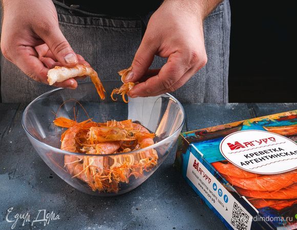 Креветки аргентинские ТМ «Магуро» разморозьте и почистите.