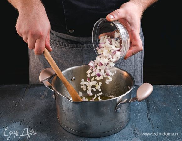 В сотейнике растопите сливочное масло. Добавьте мелко нарезанный лук и потушите на маленьком огне до размягчения лука.
