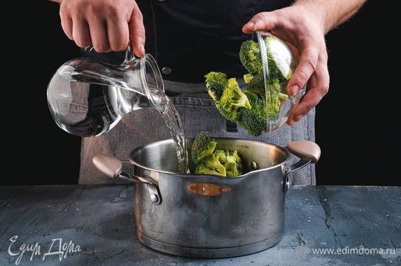 Брокколи промойте и разделите на соцветия. Добавьте брокколи в сотейник с луком, налейте воды, чтобы она покрывала овощи. Доведите до кипения, а потом тушите на небольшом огне до полного приготовления брокколи.